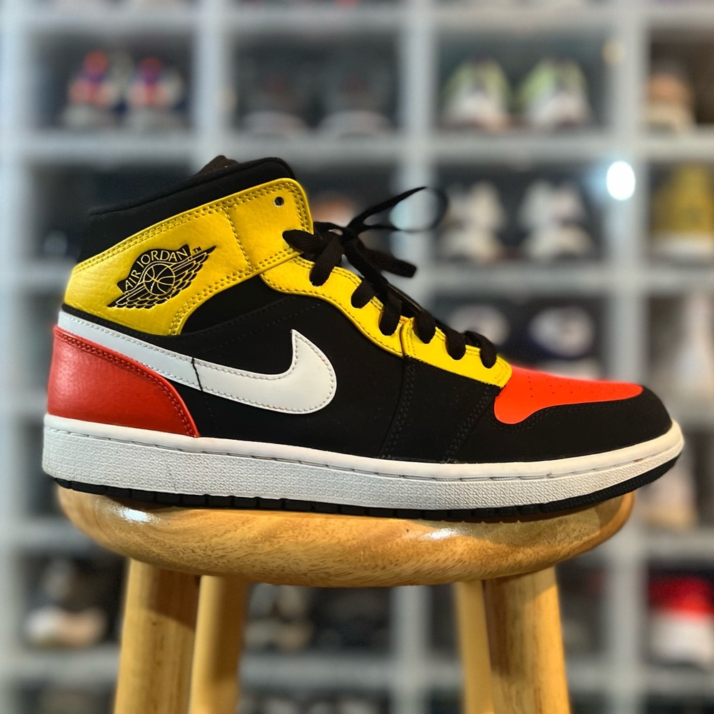 Jordan 1 Retro Black Amarillo